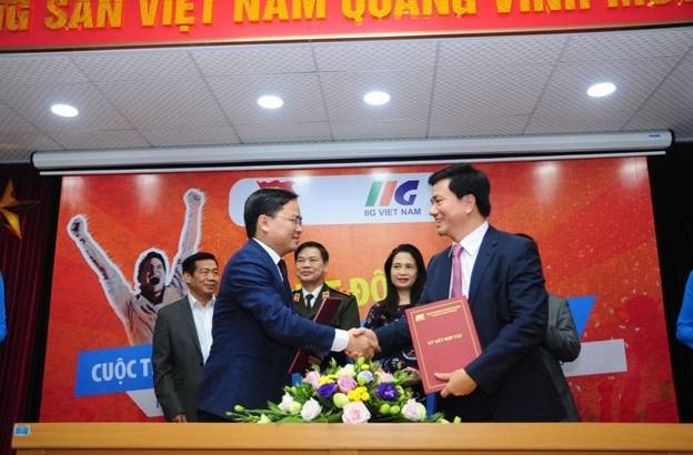 Bí thư Trung ương Đoàn Nguyễn Anh Tuấn và ông Đoàn Hồng Lam- Chủ tịch IIG Việt Nam trao thỏa thuận hợp tác