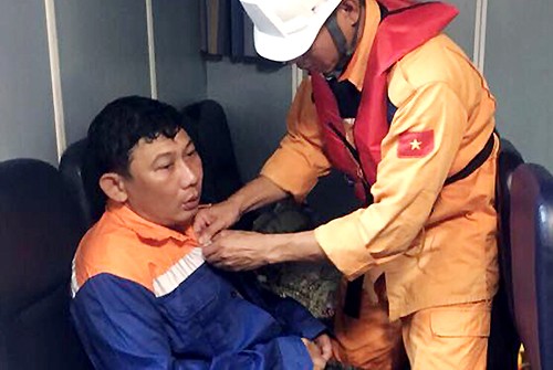 Một trong hai ngư dân trên tàu cá được cứu sống. Ảnh: Vietnam MRCC.
