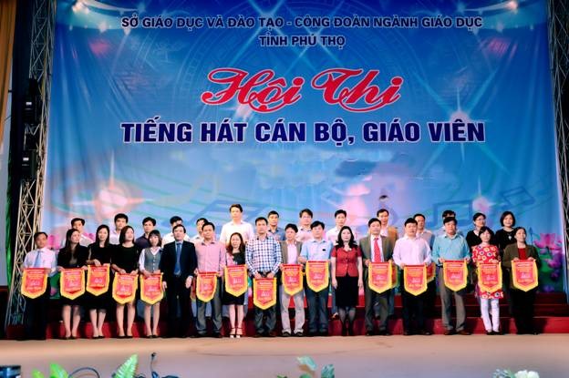 Chủ tịch Liên đoàn Lao động và Giám đốc Sở GD&ĐT Phú Thọ tặng trao Cờ lưu niệm cho các Đoàn tham dự Hội thi

