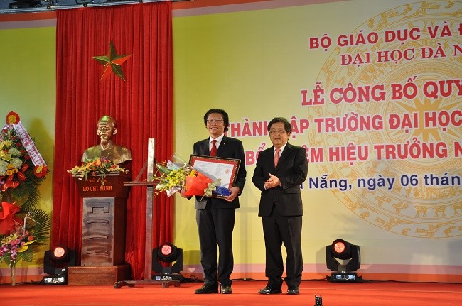 PGS.TS Phan Cao Thọ đón nhận Quyết định thành lập Trường ĐH Sư phạm Kỹ thuật – ĐH Đà Nẵng