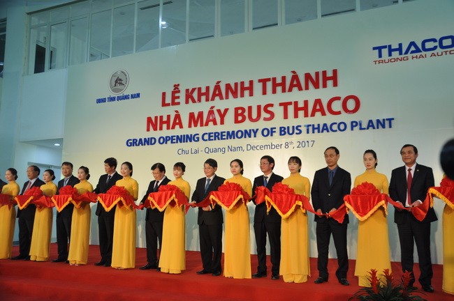  Phó Thủ tướng Trịnh Đình Dũng cũng lãnh đạo các bộ, ngành, tỉnh Quảng Nam, Thaco cắt băng khánh thành nhà máy Bus Thaco.