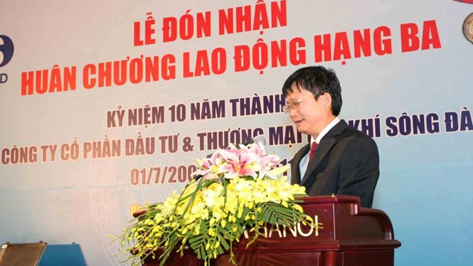 Ông Đinh Mạnh Thắng phát biểu tại lễ đón nhận Huân chương Lao động hạng Ba của Công ty cổ phần Đầu tư và thương mại dầu khí Sông Đà.