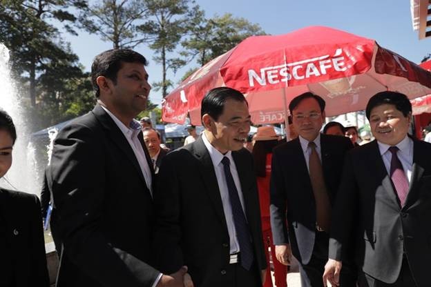 Bộ NN&PTNT Nguyễn Xuân Cường , lãnh UBND tỉnh Lâm Đồng và Nestle Việt Nam thăm gian triển lãm thành tựu Nescafe Plan tại lễ hội cà phê