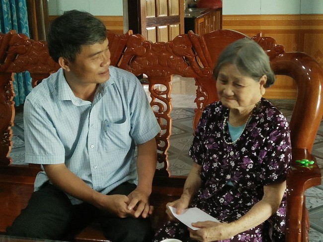Ông Bùi Anh Tuấn (trái) được bầu giữ chức Chủ tịch UBND huyện Minh Hóa với 100% số phiếu tán thành.