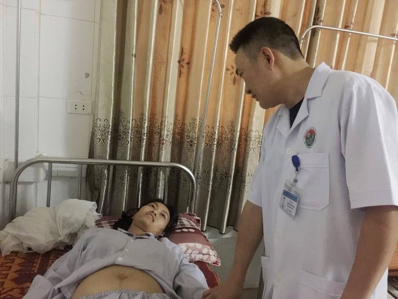 Bác Nguyễn Viết Thọ - Phó trưởng khoa sản, Bệnh viện Đa khoa Hà Tĩnh đang thăm khám sản phụ Hương