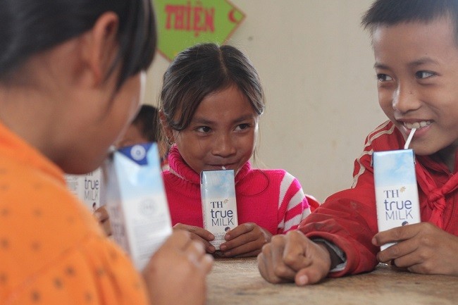 Cùng với chương trình Sữa học đường, có thêm nhiều học sinh khó khăn được uống sữa mỗi ngày.
