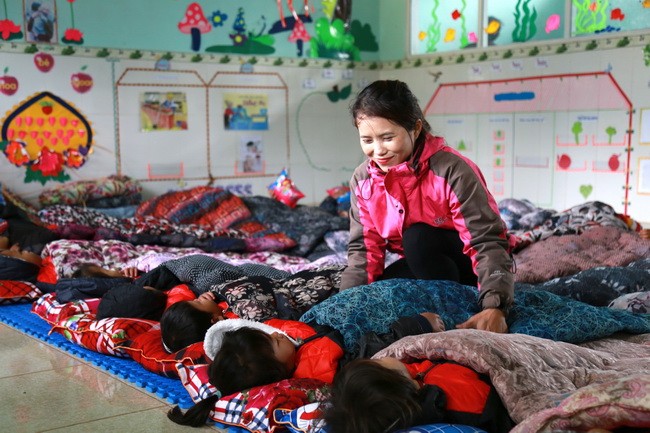 Những đứa trẻ trường Mầm Non xã Hướng Việt với giấc ngủ ấm áp hơn trong mùa đông từ những sự chia sẻ của các nhà hảo tâm.