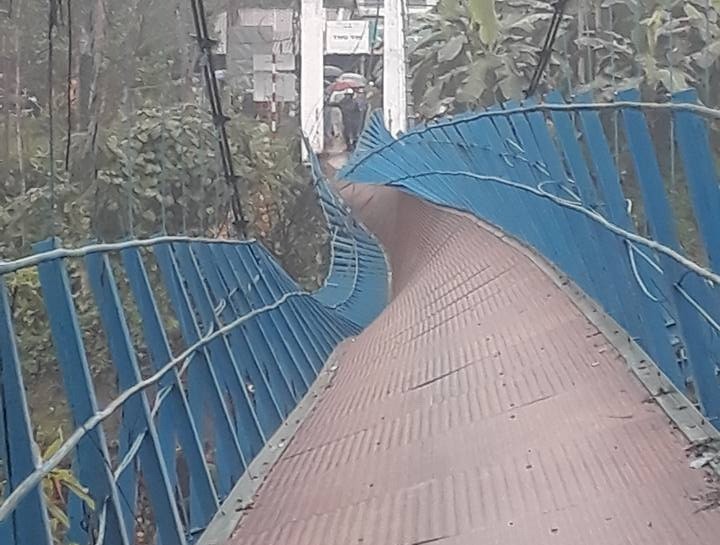  Chiếc cầu treo bị đứt dây, khiến em Nguyễn Thanh Quyến – học sinh lớp 4, Trường TH Phước Hiệp mất tích.