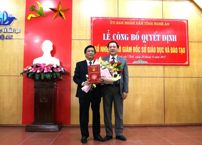   Ông Lê Minh Thông – Phó Chủ tịch UBND tỉnh Nghệ An trao quyết định bổ nhiệm Phó Giám đốc Sở GD&ĐT cho ông Võ Văn Mai.