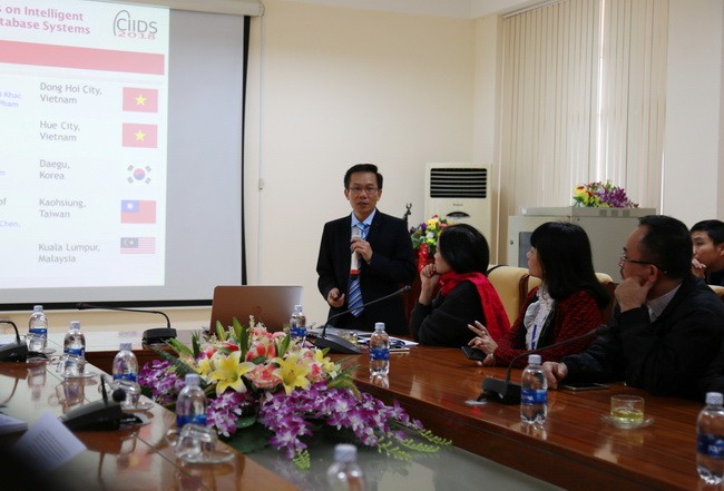 Giáo sư – Tiến sĩ khoa học Nguyễn Ngọc Thành, trưởng ban tổ chức ACIIDS 2018 giới thiệu về hội nghị này tại cuộc họp báo.