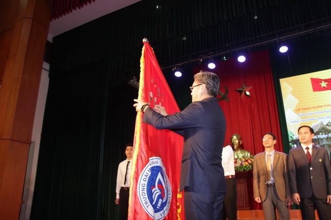 Đại sứ đặc mệnh toàn quyền Lào tại Việt Nam Thongsavanh Phomvihane trao Huân chương hữu nghị cho Trường ĐH Vinh