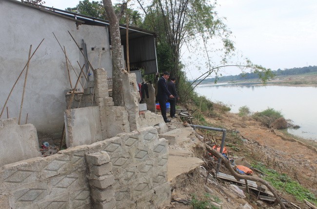 Sạt lở nghiêm trọng bờ tả sông Chu đã sát vào nhiều nhà dân ở thôn Quảng Phúc, xã Xuân Thiên, huyện Thọ Xuân (Thanh Hóa).
