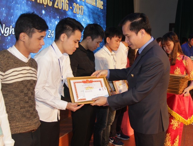 Lãnh đạo Trường ĐH Vinh trao thưởng cho các tập thể tích cực trong NCKH