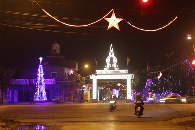 Cổng vào Giáo xứ Yên Đại, TP Vinh, Nghệ An được trang trí đèn sáng rực