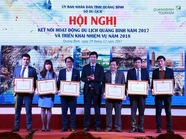 Ông Hồ An Phong, giám đốc Sở du lịch tỉnh Quảng Bình trao bằng khen cho những đơn vị, cá nhân có thành tích nổi bật trong năm 2017 vừa qua.