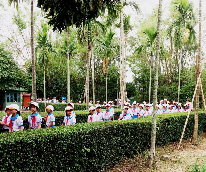 Các em HS Trường Tiểu học Cẩm Dương  (huyện Cẩm Xuyên, Hà Tĩnh) về thăm quê Bác