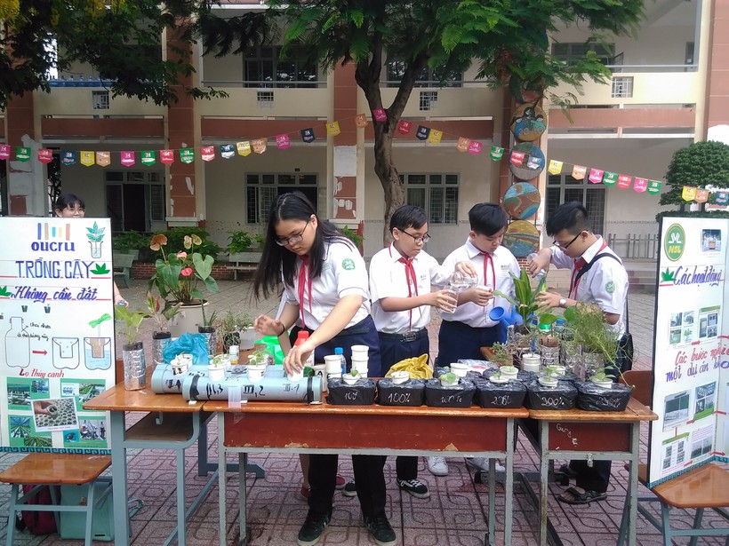 Các thành viên CLB khoa học trường THCS Ngô Sĩ Liên Q. Tân Bình TPHCM bên dự án trồng rau thủy canh