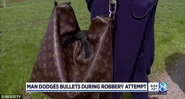Liều mình né đạn bảo vệ túi Louis Vuitton xịn mới mua