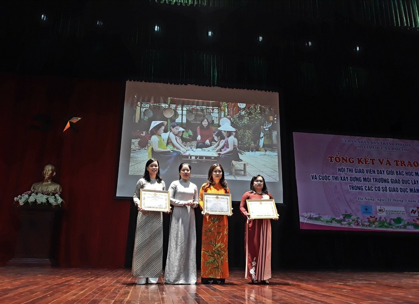 Bà Lê Thị Bích Thuận – Phó GĐ Sở GD&ĐT Đà Nẵng trao giải cho đơn vị đạt xuất sắc cuộc thi Xây dựng môi trường lấy trẻ làm trung tâm.

