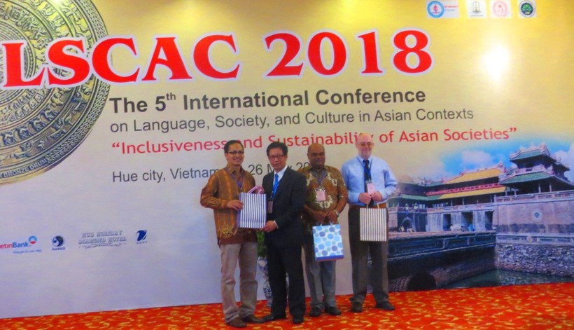 PGS.TS Lê Anh Phương – Hiệu trưởng Trường ĐHSP Huế tặng quà lưu niệm cho các đại biểu tham dự LSCAC 2018

