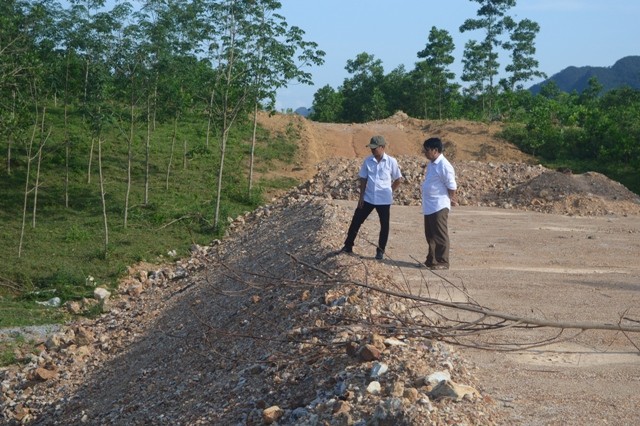 Công trình đường cấp phối vào vùng sản xuất Lâm Khai (Hóa Hợp – Minh Hóa) đã bị nhà thầu cùng chủ đầu tư kê khống khối lượng gần 200 triệu đồng.