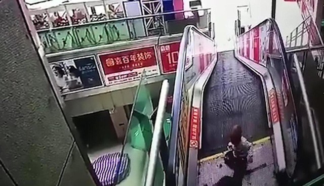 Kinh hoàng bé trai bị kẹt ngón tay vào thang cuốn trung tâm thương mại