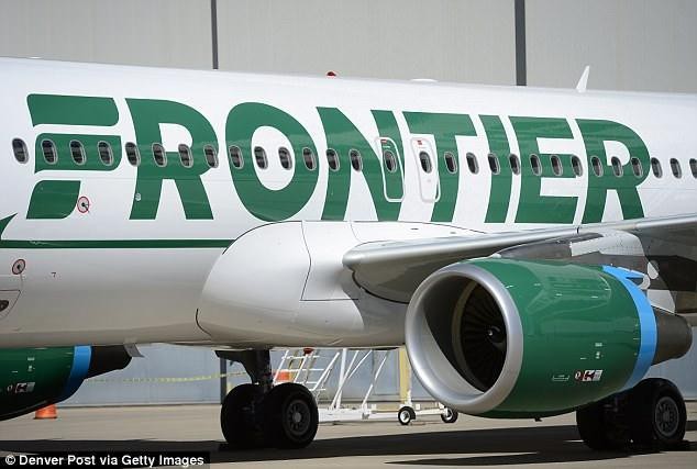 Máy bay hạ cánh khẩn cấp vì mùi lạ trong toilet khiến hành khách đổ bệnh