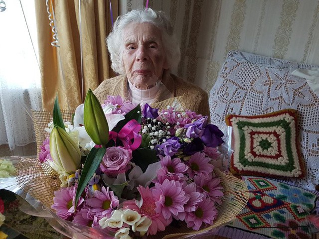 Cụ bà 100 tuổi gãy cổ vì chống cự cướp trên đường đến nhà thờ