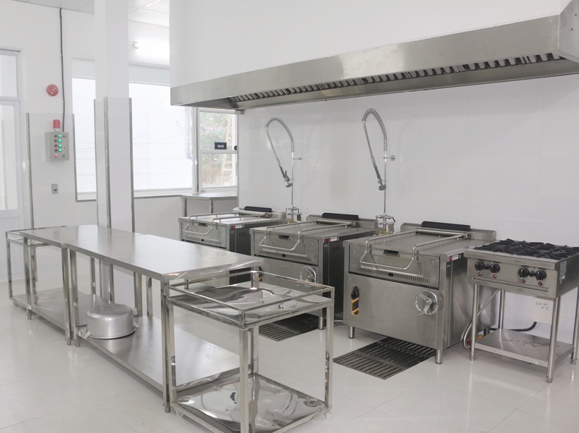 Cận cảnh căn bếp được xây dựng và thiết kế hiện đại giúp giảm tải các thao tác nặng và tối ưu hóa năng suất làm việc của bếp
