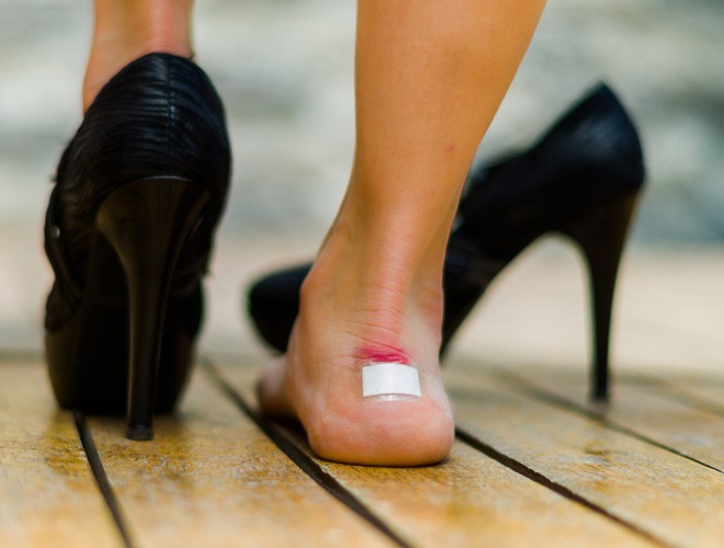 Đi giày cao gót thường xuyên có thể bị... liệt vì chèn ép dây thần kinh và gây nhiều hậu quả khác