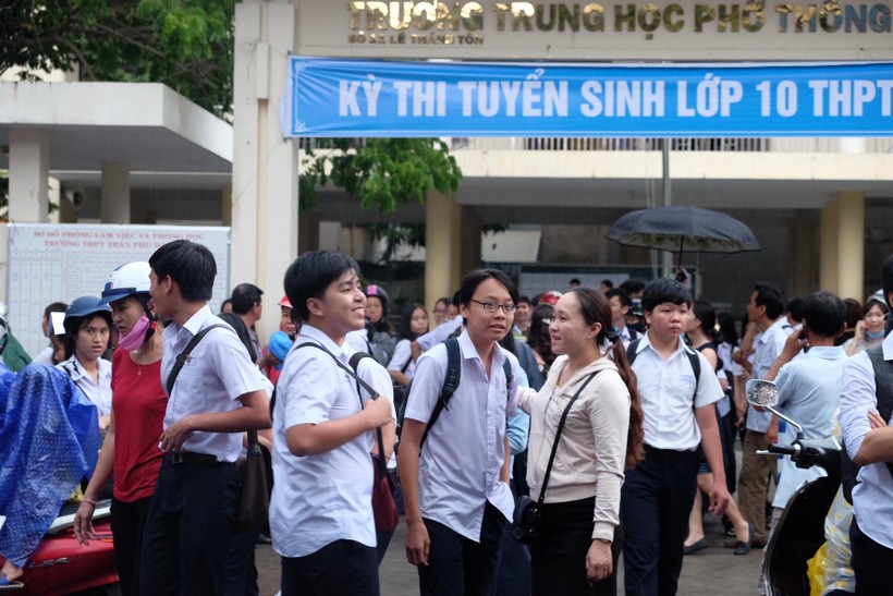 Thí sinh dự thi tại điểm thi trường THPT Phan Châu Trinh kết thúc môn thi Ngữ văn.

