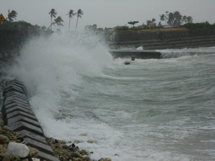 Do ảnh hưởng của áp thấp nhiệt đới vùng biển Lý Sơn có gió mạnh cấp 6 -7 giất cấp 8 kèm theo mưa lớn.
