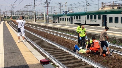 Dân Italy sốc vì người chụp selfie trước tai nạn xe lửa