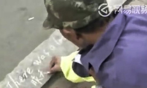 Người đàn ông Trung Quốc vừa quét đường vừa học tiếng Anh