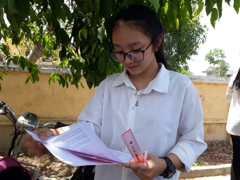 Thí sinh Trần Thị Thủy Tiên đang xem lại đề thi sau khi kết thúc đợt thi sáng nay