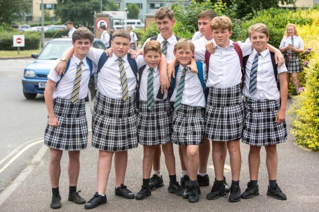 Trường học cấm mặc quần soóc nhưng cho phép nam sinh mặc váy vào mùa hè
