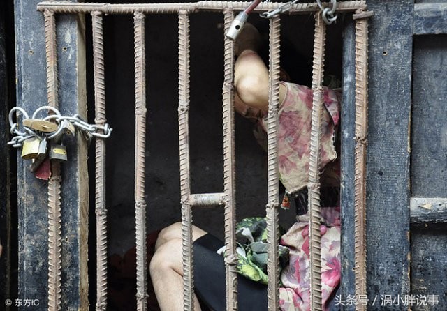 Trung Quốc: Chua xót mẹ già nhốt con gái trong lồng gỗ vì căn bệnh lạ