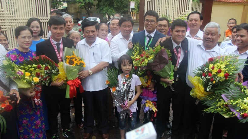 Trường THPT chuyên Phan Bội Châu có nhiều thành tích trong giáo dục và bồi dưỡng học sinh giỏi là một tấm gương thi đua yêu nước