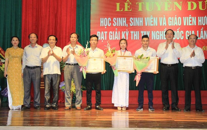 Phó Chủ tịch UBND tỉnh Nghệ An trao bằng khen cho các em đạt giải Nhất và giải Ba kỳ thi tay nghề quốc gia