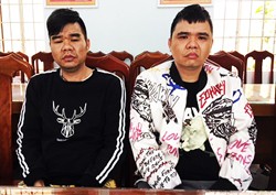 Hai anh em người Trung Quốc trốn truy nã bị công an bắt