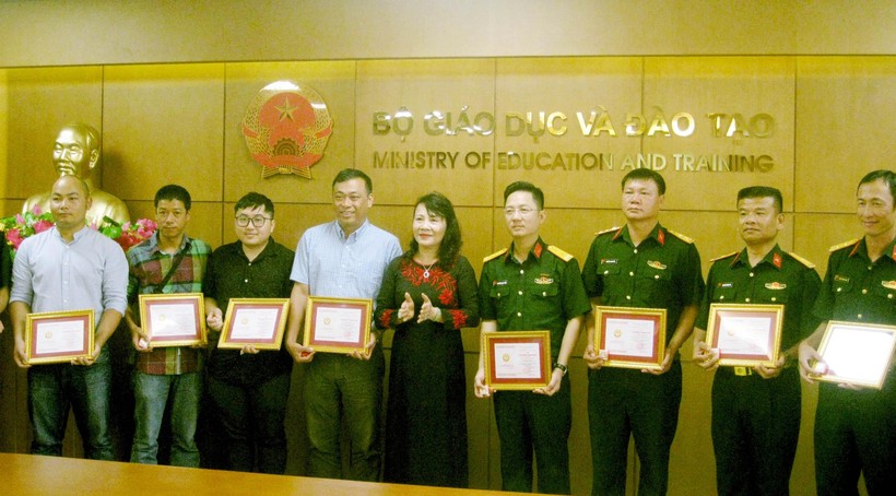 Thứ trưởng Nguyễn Thị Nghĩa trao Kỷ niệm chương “Vì sự nghiệp giáo dục” cho các cá nhân đã có thành tích đóng góp cho sự nghiệp GD&ĐT.
