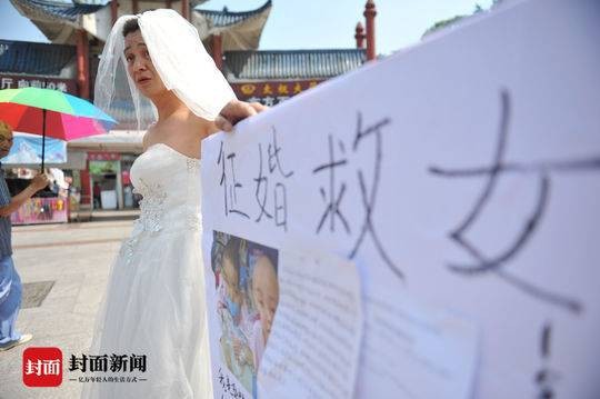 Người đàn ông nghèo mặc váy cưới đứng đường để quyên tiền chữa bệnh cho con khiến nhiều người xúc động nghẹn ngào 