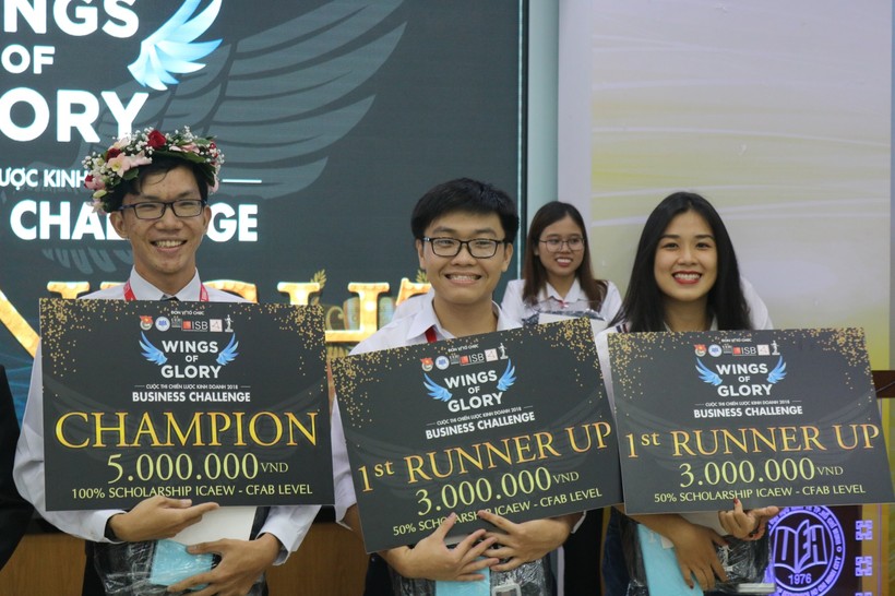 Bạn Châu Hoàng Long ( ngoài cùng bên trái ) xuất sắc giành được giải quán quân cuộc thi ISB Business Challenge 2018 với phần thưởng 5 triệu tiền mặt và học bổng 100% chương trình ICAEW – CFAB.