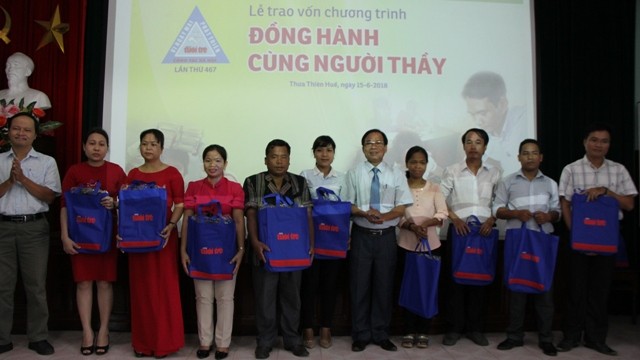 Quang cảnh buổi lễ hỗ trợ vốn cho các giáo viên có hoàn cảnh khó khăn tại tỉnh Thừa Thiên Huế