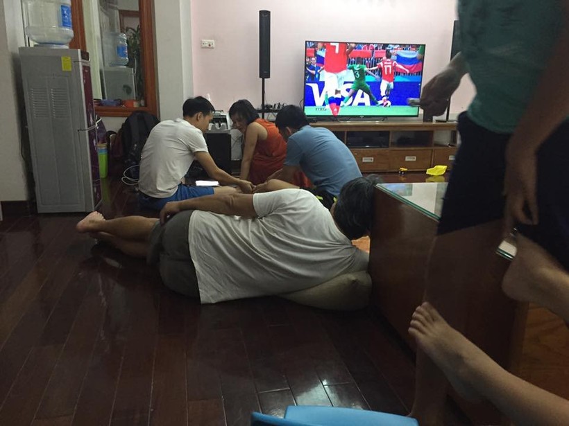 Cách ông nội “ăn ngủ cùng bóng đá” mùa World Cup khiến mọi người cười bò