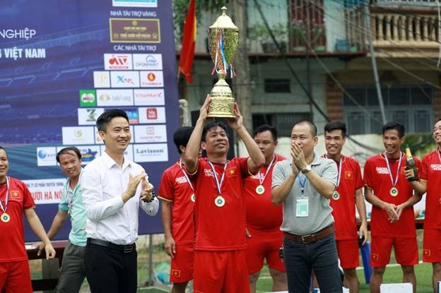Ông Nguyễn Nam Thắng, Phó Tổng biên tập phụ trách Tạp chí Doanh nghiệp và Thương hiệu – Trưởng Ban tổ chức (phải) trao cúp vàng vô địch cho đội bóng Báo GD&TĐ