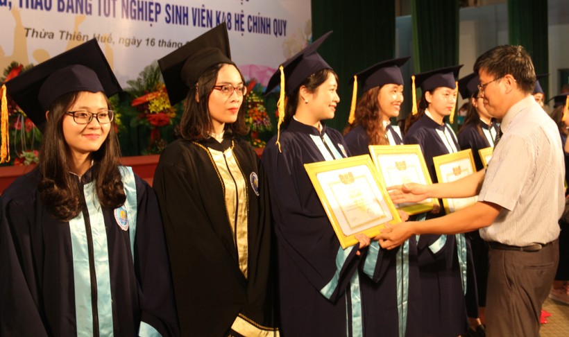 Trao bằng tốt nghiệp cho sinh viên khóa đào tạo 2014-2018.

