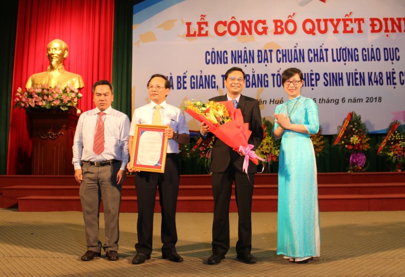  TS. Tạ Thị Thu Hiền trao Giấy chứng nhận đạt chuẩn chất lượng giáo dục cho Trường ĐH Kinh tế (ĐH Huế).