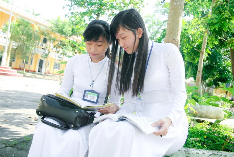 Nữ sinh trường THPT Lê Quý Đôn - Hậu Giang ôn tập bài chuẩn bị tốt cho kỳ thi.

