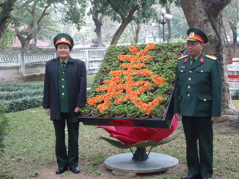 Thượng tướng Nguyễn Huy Hiệu (bên trái) tại Văn Miếu